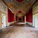 Ma il luogo pi� considerevole di tutto il Palazzo � il grande salone da ballo. Concepito in pieno 700 � la massima espressione di sfarzo della casata dei Bianchi Dottula